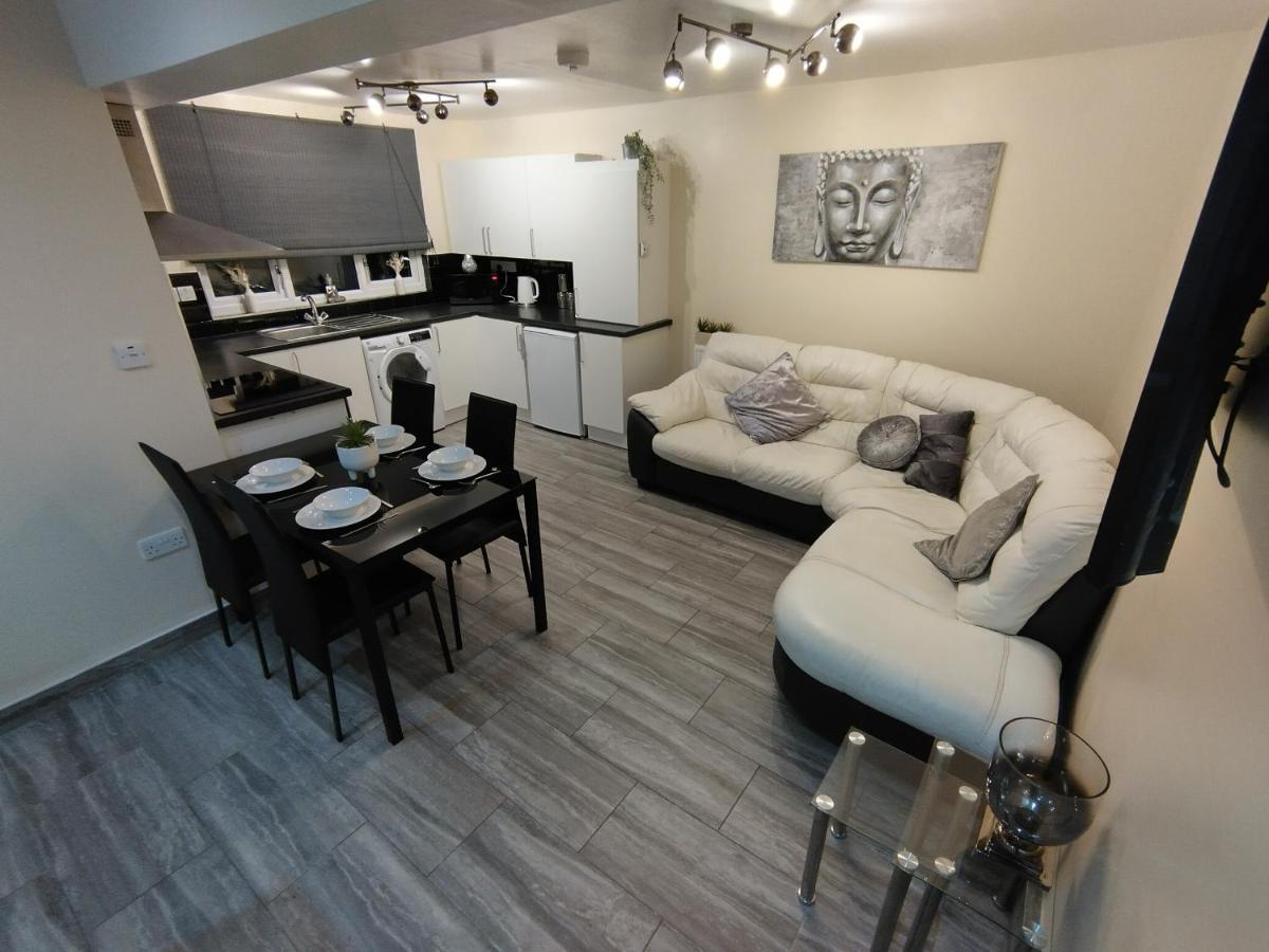 Queens Holiday Apartment Pembroke Dock Exteriör bild