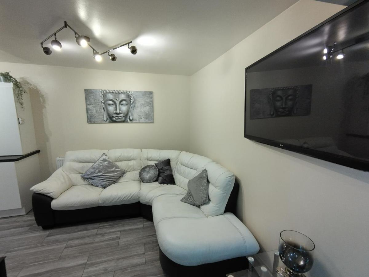 Queens Holiday Apartment Pembroke Dock Exteriör bild
