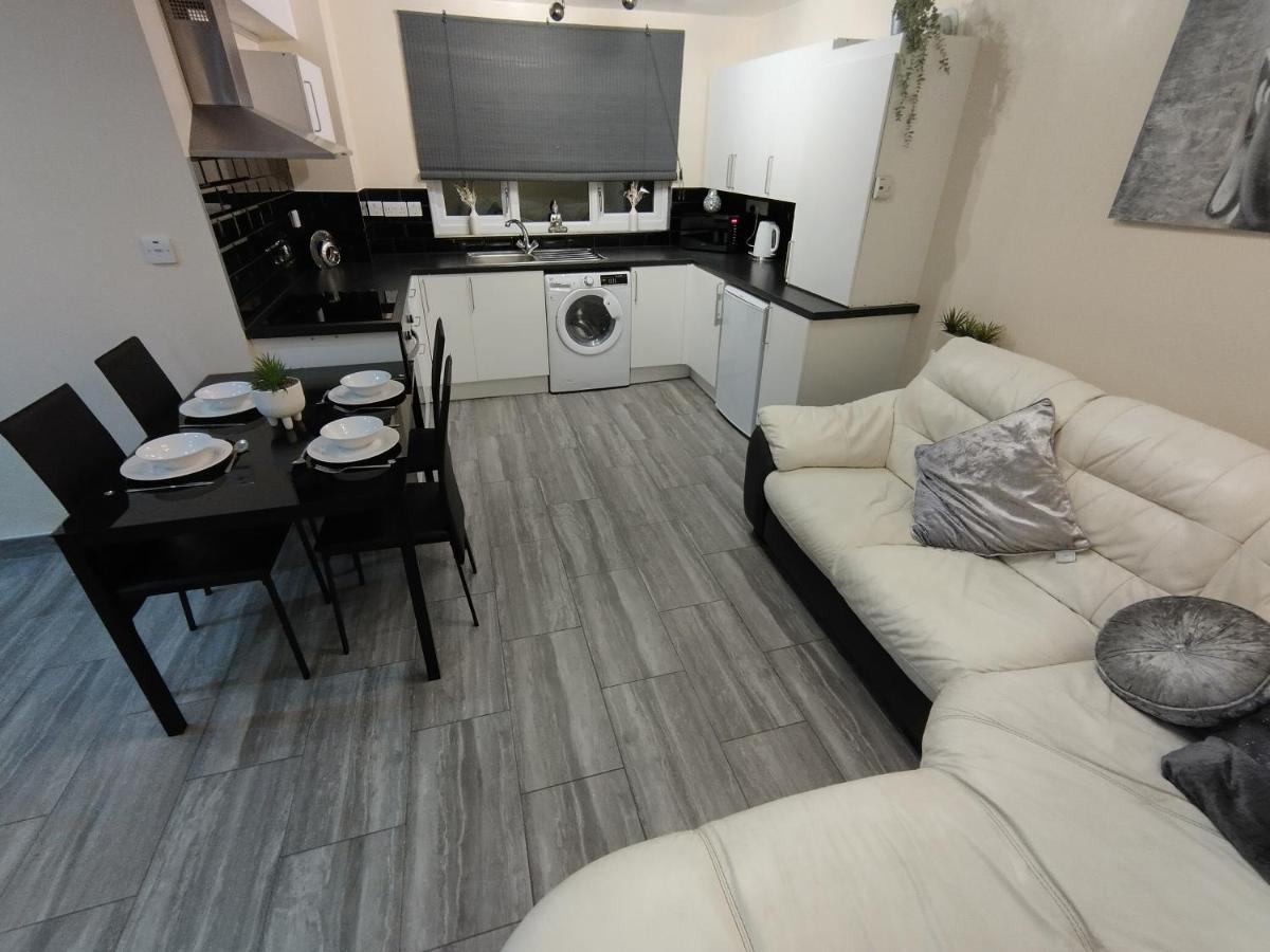Queens Holiday Apartment Pembroke Dock Exteriör bild