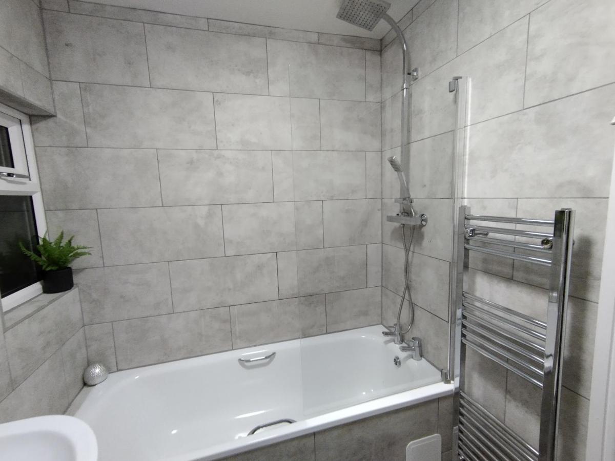 Queens Holiday Apartment Pembroke Dock Exteriör bild