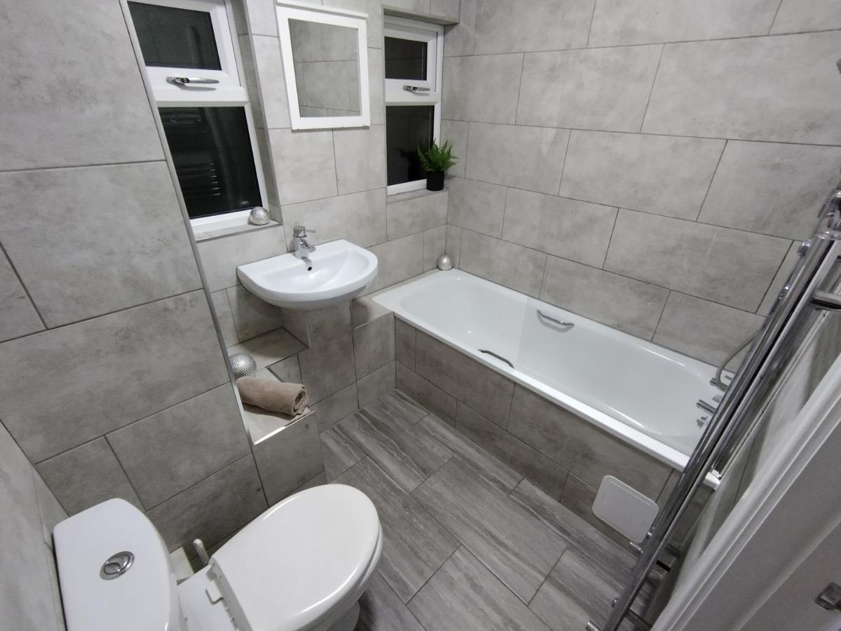 Queens Holiday Apartment Pembroke Dock Exteriör bild